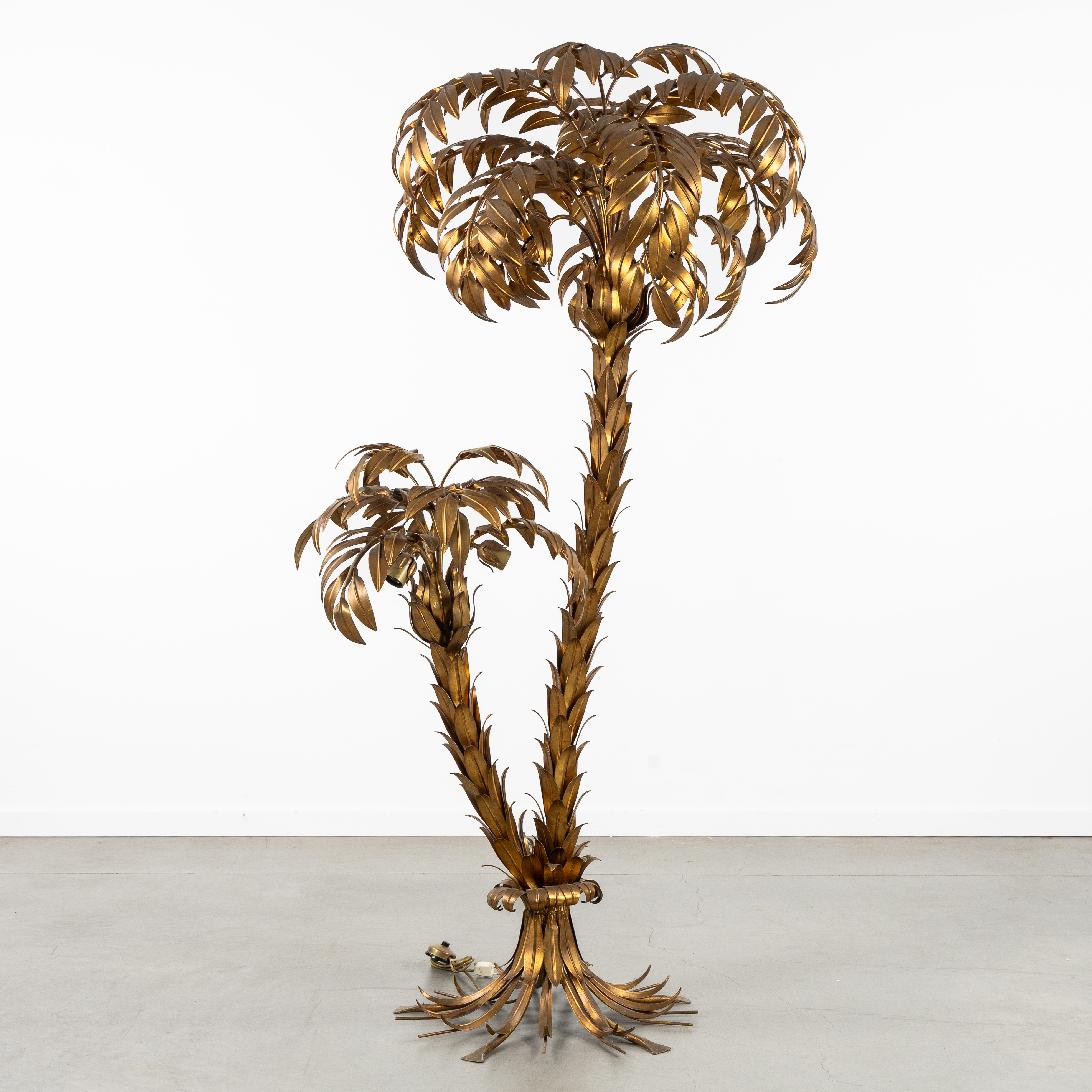 Hans Kögl (XX-XXI) 'Palm Lamp', een grote staande lamp, verguld metaal, Hollywood Regency stijl, circa 1970.  (L:105 x W:75 x H:185 cm)
